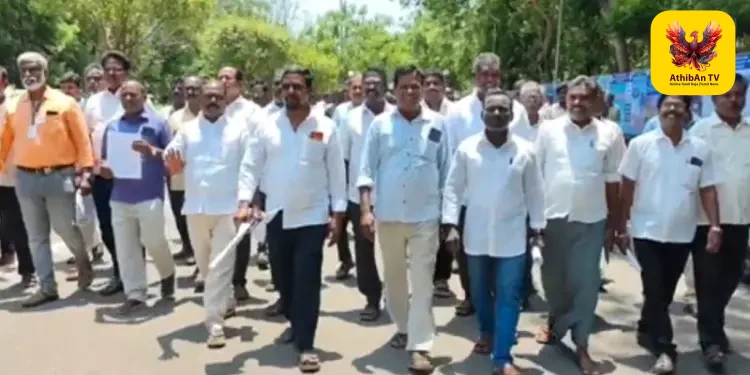 “உழைப்புக்கேற்ற ஊதியம் தந்தால் கூடுதலாக ஒரு ரூபாய் கூட வாங்க மாட்டோம்” – திருவாரூர் ஆட்சியரிடம் மனு அளித்து டாஸ்மாக் சங்க கூட்டமைப்பு அதிரடி முழக்கம்!