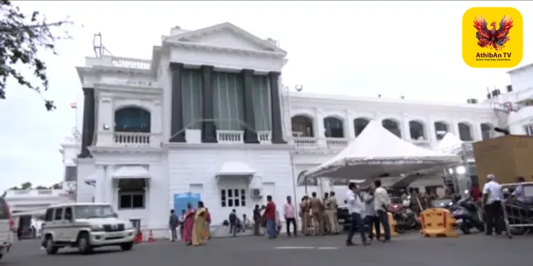 தமிழகத்தில் ஐஏஎஸ், ஐபிஎஸ் அதிகாரிகள் அதிரடி இடமாற்றம்: புதிய அரசு அதிரடி நடவடிக்கை!