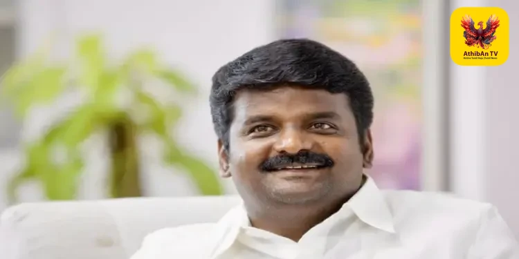 புதுக்கோட்டை அதிமுக அலுவலக சாவி புதிய செயலாளரிடம் ஒப்படைப்பு: விஜயபாஸ்கர் படம் அகற்றம்!