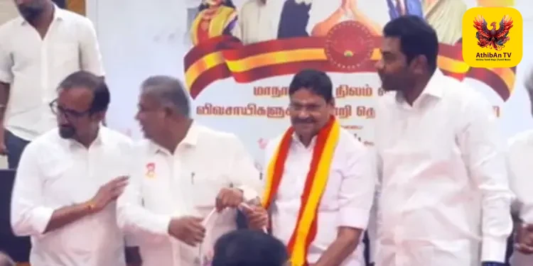 தவெகவில் அதிரடியாக இணைந்த மாற்றுக்கட்சி முன்னாள் அமைச்சர்கள் மற்றும் எம்எல்ஏக்கள் – பனையூரில் தள்ளுமுள்ளு!