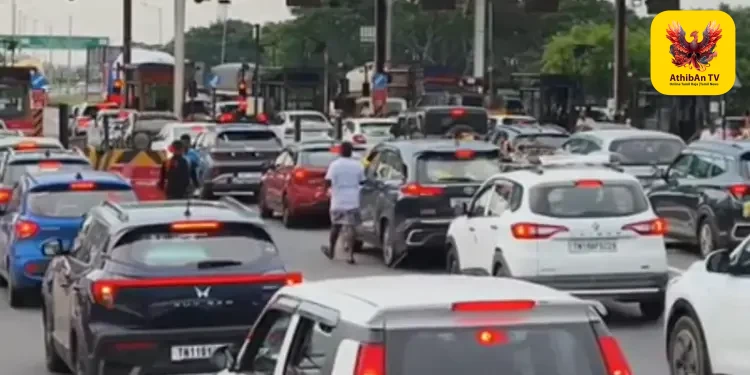 கோடை விடுமுறை முடிந்து சென்னை திரும்பும் மக்கள் – உளுந்தூர்பேட்டை சுங்கச்சாவடியில் 2 கி.மீ தூரத்திற்குப் போக்குவரத்து நெரிசல்!