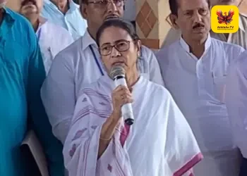 திரிணமுல் காங்கிரஸ் கட்சியில் பெரும் பிளவு? – மம்தா பானர்ஜி கூட்டிய அவசரக் கூட்டத்தைப் புறக்கணித்த 60 எம்.எல்.ஏக்கள்!
