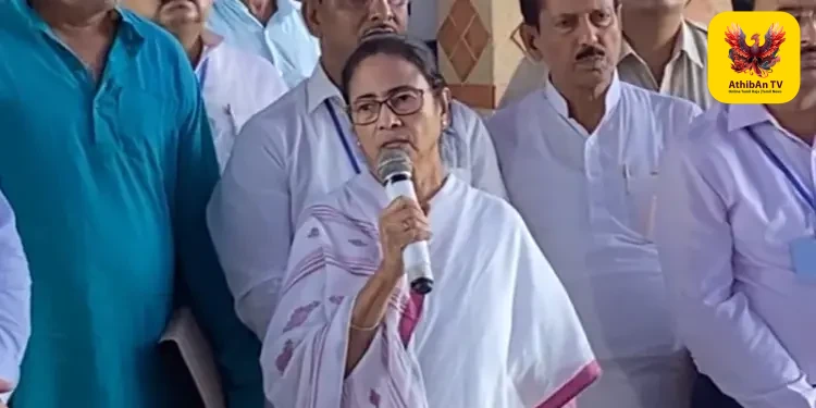 திரிணமுல் காங்கிரஸ் கட்சியில் பெரும் பிளவு? – மம்தா பானர்ஜி கூட்டிய அவசரக் கூட்டத்தைப் புறக்கணித்த 60 எம்.எல்.ஏக்கள்!