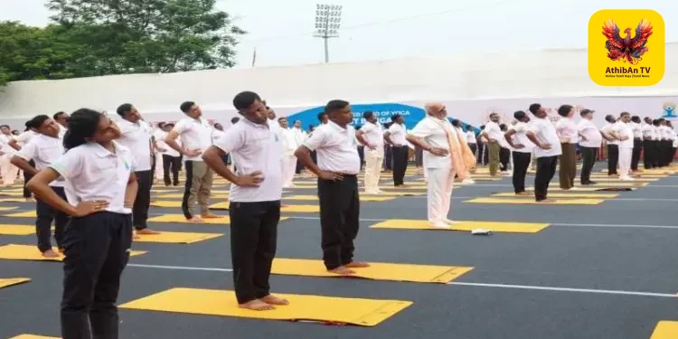சர்வதேச யோகா தினம்: கொல்கத்தாவில் 35,000 பேருடன் இணைந்து பிரதமர் மோடி யோகாசனம்!