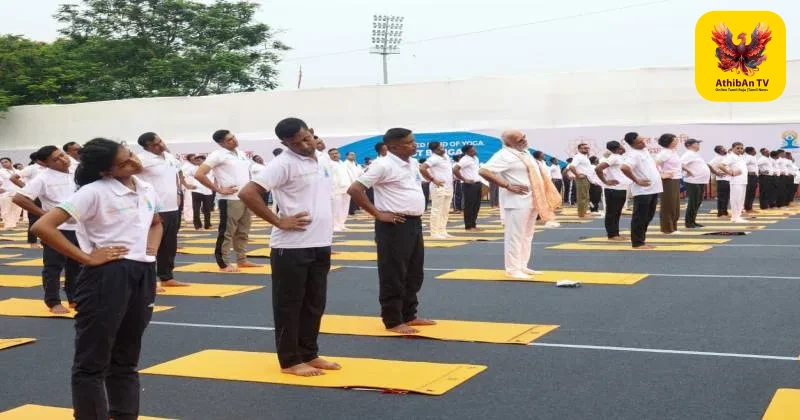 சர்வதேச யோகா தினம்: கொல்கத்தாவில் 35,000 பேருடன் இணைந்து பிரதமர் மோடி யோகாசனம்!