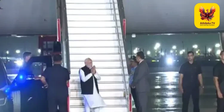 மாணவர்களுக்காகப் பயணத்தைத் தாமதப்படுத்திய பிரதமர் மோடி: டெல்லி விமான நிலையத்தில் 45 நிமிடங்கள் காத்திருப்பு!