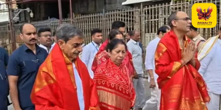 திருப்பதி ஏழுமலையான் கோயிலில் குடும்பத்துடன் சுவாமி தரிசனம் செய்தார் மேற்குவங்க ஆளுநர் ஆர்.என்.ரவி!
