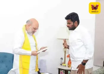 டெல்லியில் அமித் ஷாவை சந்தித்து பாரதியார் புத்தகத்தை பரிசளித்த அண்ணாமலை: தமிழக பாஜக தலைவர் நயினார் நாகேந்திரனுக்கு டெல்லி தலைமை அவசர அழைப்பு!