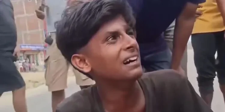 A Hindu youth wept bitterly after a Muslim A Hindu youth wept bitterly after a Muslim
