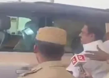 Palaniswami attempted to get into Udhayanidhi’s car.