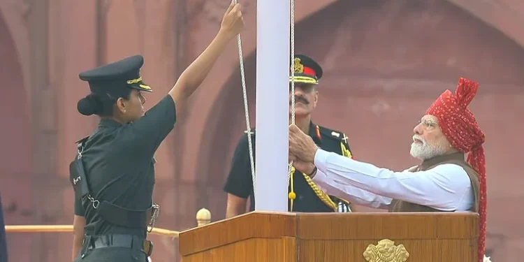 Prime Minister Narendra Modi hoisted the national flag at the Red Fort in Delhi. Prime Minister Narendra Modi hoisted the national flag at the Red Fort in Delhi.