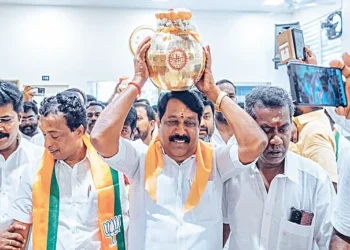 Sacred urns arrive in Tamil Nadu from Kasi Handed over to Nainar Nagendran.