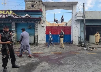 Suicide bombing in Pakistan 14 people, including 5 police officers, killed.