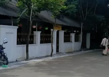 TVK members forgot to hoist the national flag in front of the Kumbakonam MLA office.