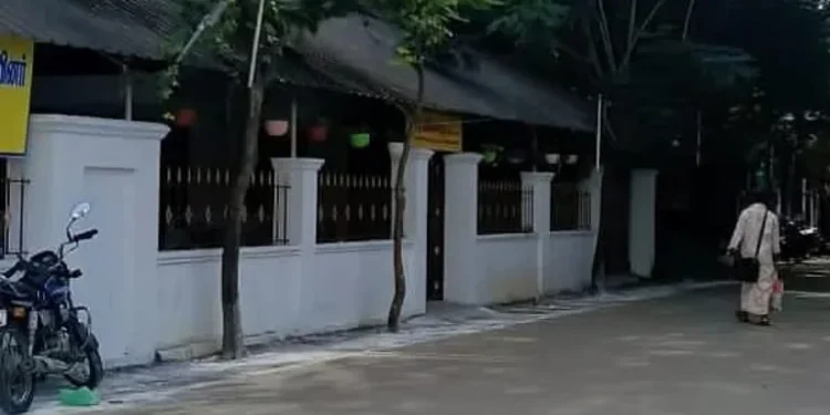 TVK members forgot to hoist the national flag in front of the Kumbakonam MLA office.