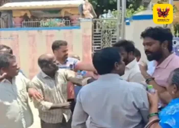 சென்னை மணலியில் பயங்கர மோதல்: போலீசார் கண்முன்னே ஆயுதங்களால் தாங்கிக்கொண்ட இரு தரப்பினர் – 3 பேர் காயம்!